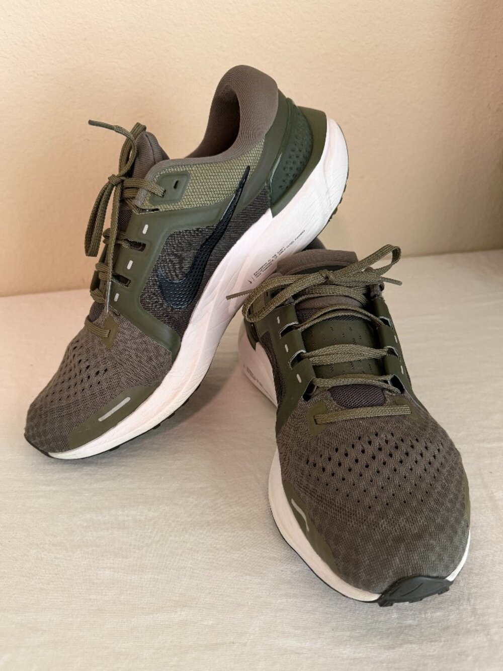Nike Air Zoom Vomero 16 Athletic Men's Athletic Sneakers Size 11.5  Medium Olive